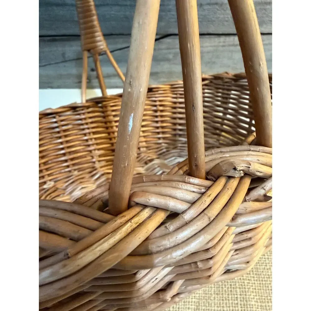 French Vintage-Style Woven Wicker Medium Sized Gathering Basket with Handle